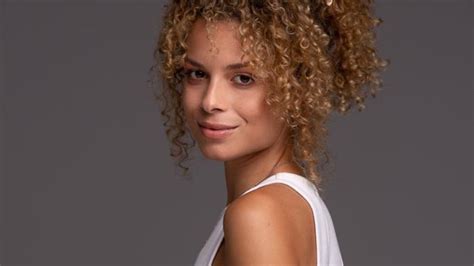 LARISSA GLOOR .